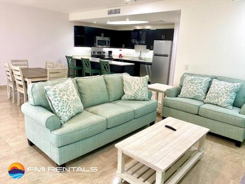 佩尼亚斯科港Linda Vista 106的客厅配有两张沙发和一张桌子