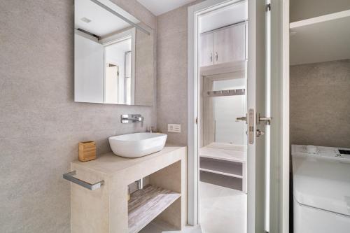 巴塞罗那Comtal homey apartments的一间带水槽和镜子的浴室