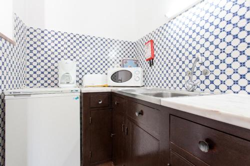 拉戈斯马索尔旅游公寓酒店的厨房配有水槽和微波炉