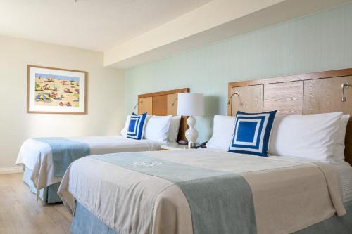 洛杉矶圣莫尼卡盖特威酒店的蓝色和白色的酒店客房内的两张床