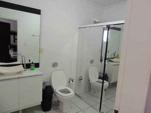 巴拉奈里奥-坎布里乌Positive Hostel的白色的浴室设有2个卫生间和淋浴。
