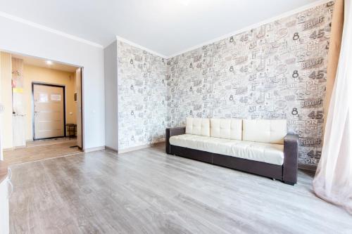 秋明Апартаменты на Первомайской的客厅配有白色沙发和涂鸦墙