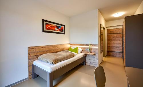 ZipfWorkers Home的一间卧室配有一张木墙床