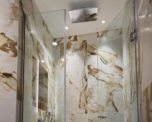 海若克利欧City Lion by Semavi的带淋浴和大理石墙壁的浴室
