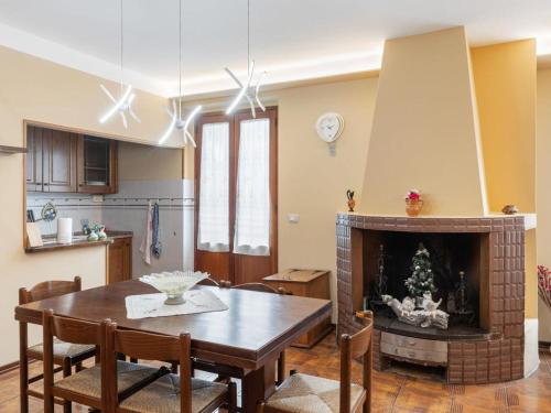 苏比亚诺Casa Massimo A Subbiano的客厅配有桌子和壁炉