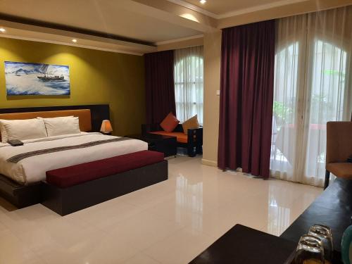 帝力诺瓦图里斯莫度假村及Spa酒店的一间卧室配有一张床和一个沙发