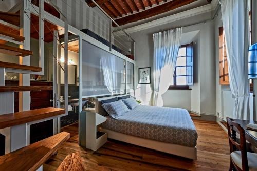蒙特普齐亚诺伊尔托斯科酒店的卧室中间设有一张床