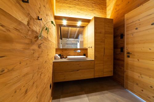 维尔德豪斯Chalet Brisi的木墙内带水槽的浴室