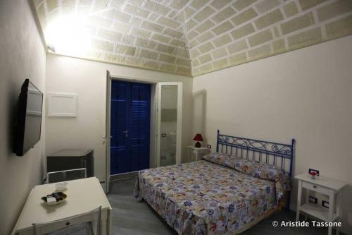 法维尼亚纳Il Ritrovo di Archimede的一间卧室配有一张床和一个蓝色的门
