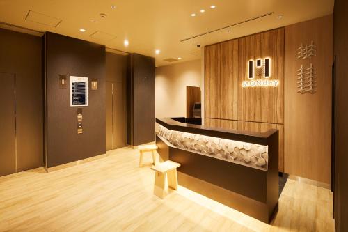 东京hotel MONday Asakusa的医院的大厅,有接待台