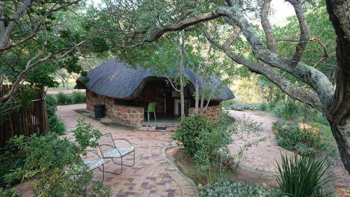 法尔瓦特Shondoro Mountain Retreat的花园中带秋千的屋顶房屋
