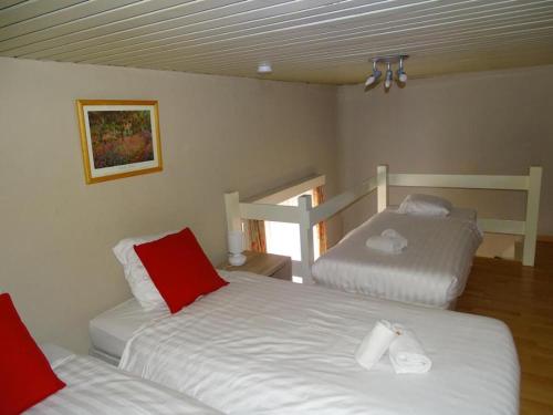 鲁汶Condo Gardens Leuven - Large One Bedroom的一间卧室配有两张红色和白色床单
