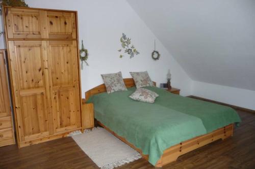 布赖斯高地区施陶芬Ferienwohnung Regina的一间卧室配有一张床和一个木制橱柜
