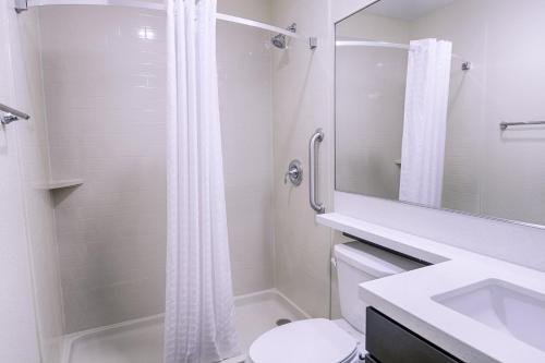 莱克维尔Candlewood Suites Lakeville I-35, an IHG Hotel的带淋浴、卫生间和盥洗盆的浴室