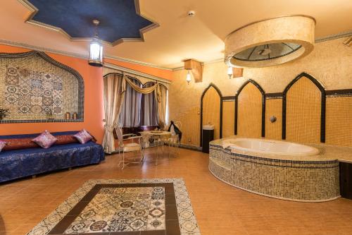 卢科维特Diplomat Plaza Hotel & Resort的大房间中间设有大浴缸