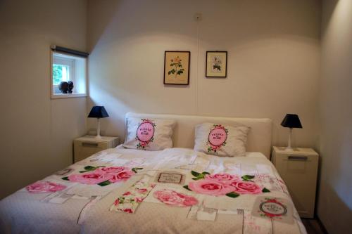 Een-WestDe Riekhoff的一间卧室配有一张粉红色玫瑰床