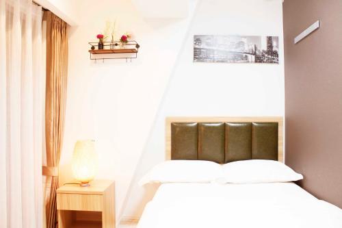 东京Hotel Shu的卧室配有白色的床和窗户。