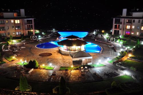 托波拉Kaliakria Resort /Topola/Bulgaria的享有庭院的夜间美景,配有灯光