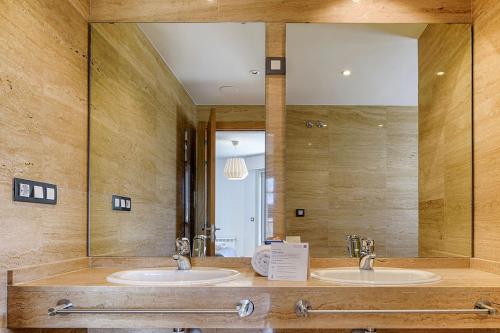 拉科鲁尼亚Blue Ocean Penthouse的一间带两个盥洗盆和大镜子的浴室