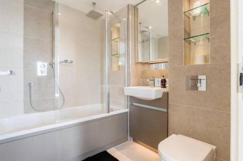Luxury river side penthouse的一间浴室