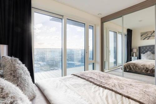 Luxury river side penthouse客房内的一张或多张床位