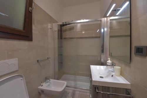 塔维亚诺B&B Corte Salentina的浴室配有卫生间、盥洗盆和淋浴。