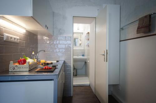 柏林Altbauwohnung mit 3 Bädern (PB6)的一个带水槽的小厨房和一间浴室