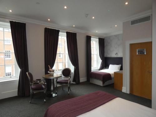 都柏林杰克逊科特酒店的酒店客房带一张床、一张桌子和椅子