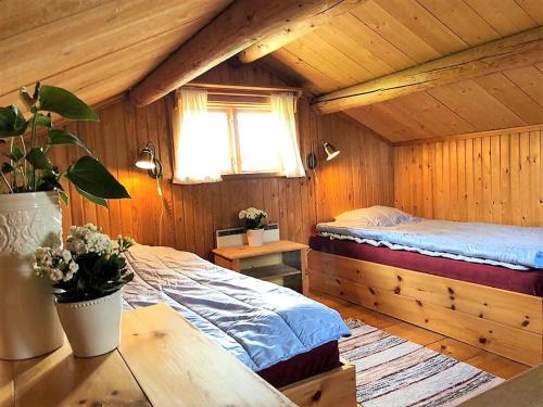 塔尔伯格Villa Klockarbo - Stugor - Cabins的小木屋内一间卧室,配有一张床