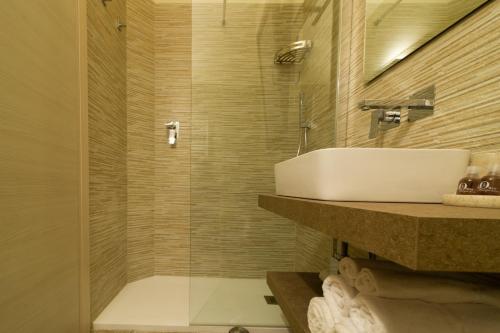 法诺B&B 49 passi的一间带水槽和淋浴的浴室