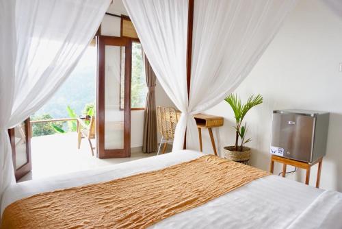 姆杜克阿约塔玛花园别墅的一间卧室设有一张床和一个阳台