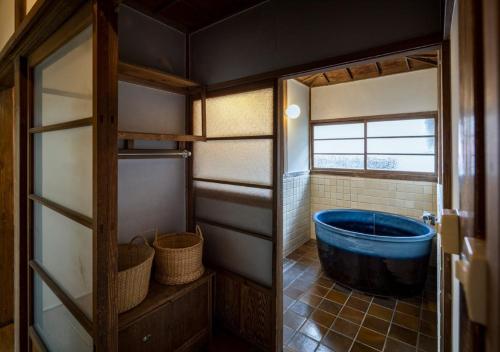 叶山町平野邸 Hayama的客房内的浴室设有大浴缸