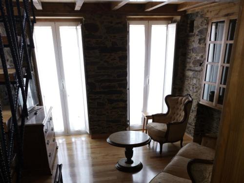 萨达Casa Lolola的客厅配有桌椅和窗户。