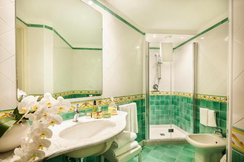 欧陆马尔酒店的一间浴室