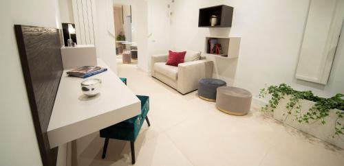 巴里BARI 102的客厅配有白色桌子和沙发