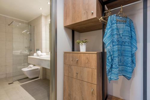 普莱诺斯Phoenix Beach Hotel的浴室设有挂在橱柜上的蓝色毛巾