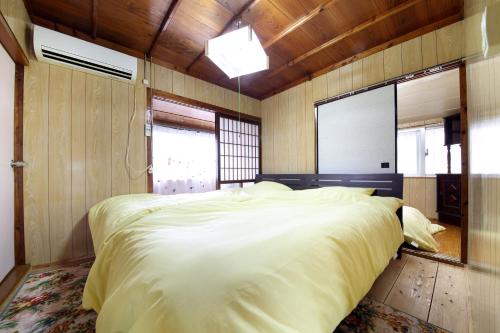 久米岛Kume Azuma Villa的卧室配有一张白色大床