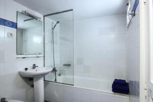 卡门港布兰卡斯简易别墅酒店的浴室配有盥洗盆、淋浴和盥洗盆。