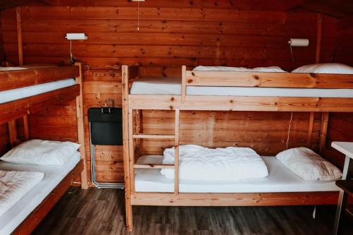Hafslo林莫希特小屋酒店的小屋内带三张双层床的客房