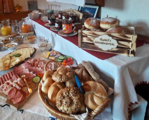 海利根布卢特Villa Brandstätter的一张桌子,上面摆放着各种面包和糕点