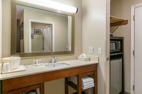 Comfort Inn Worland Hwy 16 to Yellowstone的一间浴室
