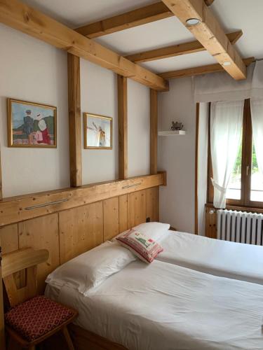 马代西莫卡普理欧罗酒店的一间卧室设有两张床和窗户。