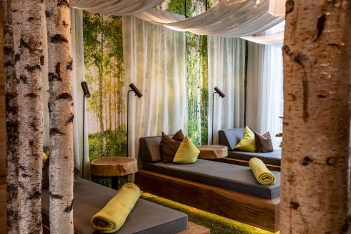因戈尔施塔特布洛克生活酒店的墙上树木间内的两张床