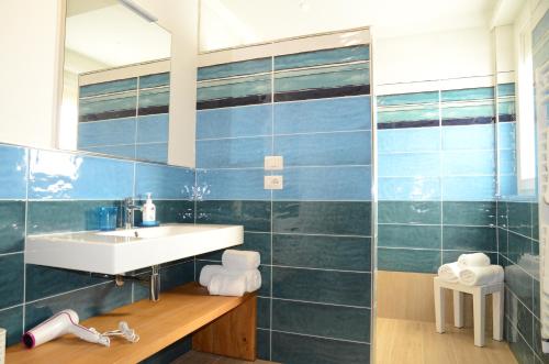 拉齐塞COSTA DEL GARDA - Lazise的一间带水槽和镜子的浴室