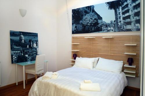 卡尔塔尼塞塔B&B Thule的卧室配有白色的床、书桌和窗户。