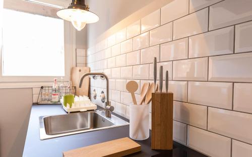 蒂蒂湖-新城WÄLDER: Quartier Titisee的厨房配有不锈钢水槽和白色地铁瓷砖