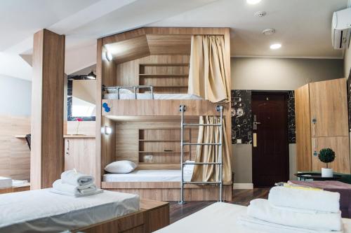 乌日霍罗德VALIZA HOSTEL的一间卧室配有两张双层床。