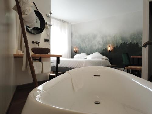 Vieille-BrioudeMaison Les Glycines的带浴缸和床的浴室