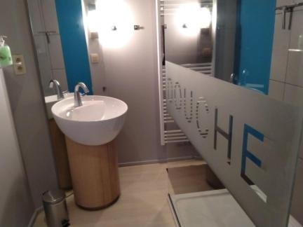 OverpeltB&B Hoeven Het Gehucht的一间带水槽和镜子的浴室