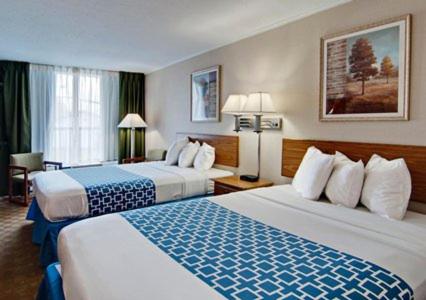 贝克利Smart Extended Stay的酒店客房,配有两张蓝色和白色的床